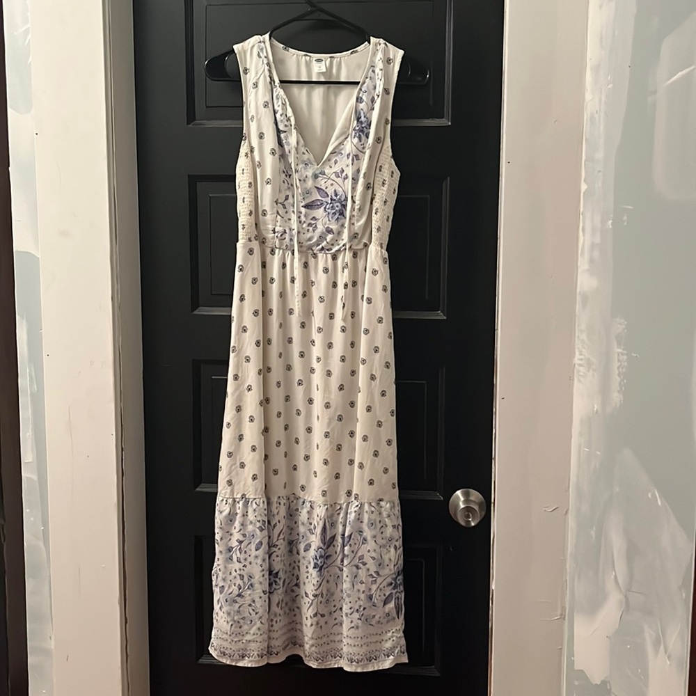 Old navy XS women’s maxi dress, sleeveless, white & navy blue details.